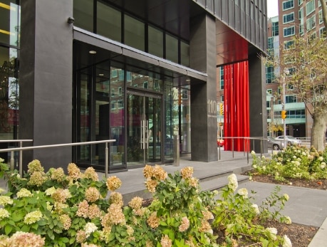 110 Charles St E, Toronto, M4Y 1T5