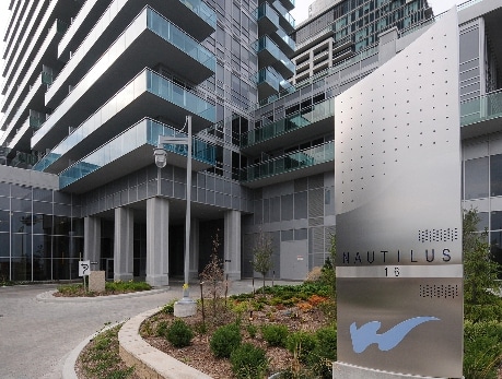 16 Brookers Ln, Etobicoke, M8V 0A5