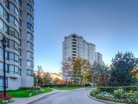 1121 STEELES AVE W