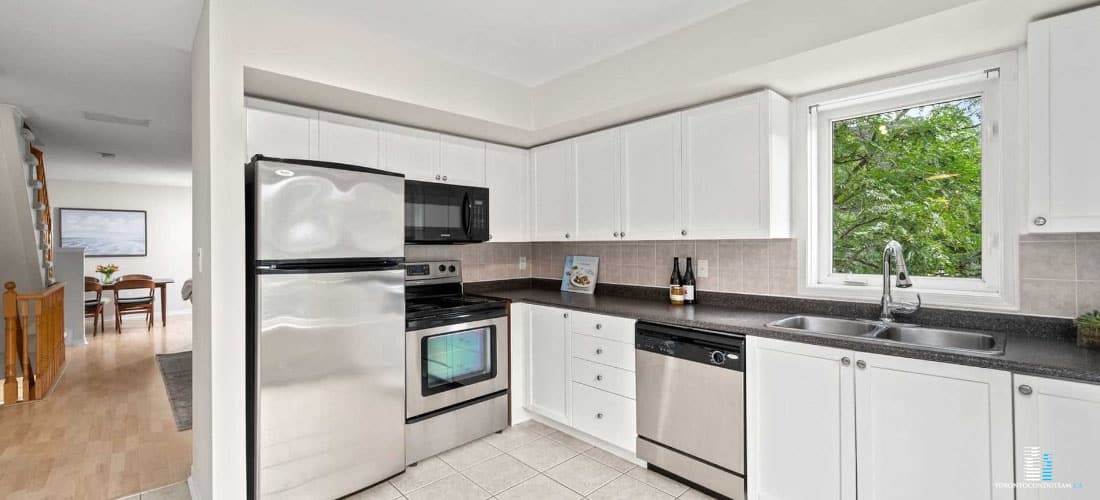 75 TURNTABLE CRES CONDOS