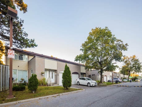 11 LIVONIA PL