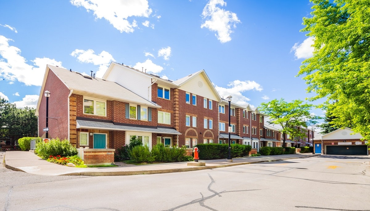 900 STEELES AVE WEST CONDOS