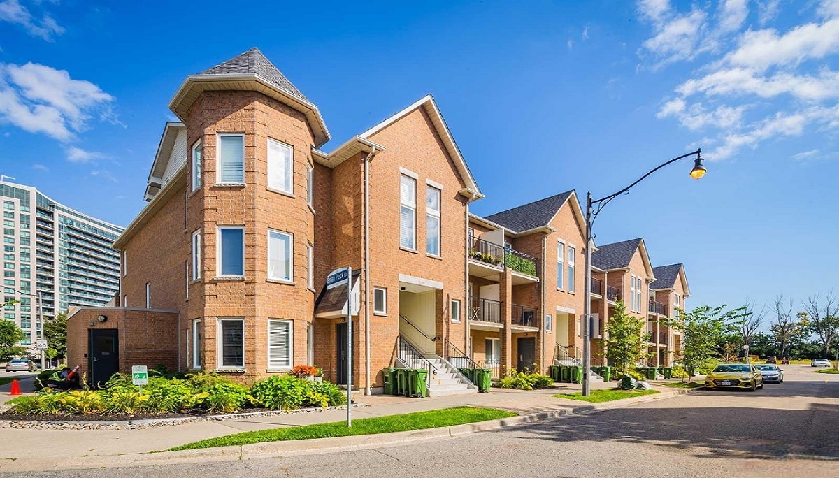 120-132 AERODROME CRES CONDOS