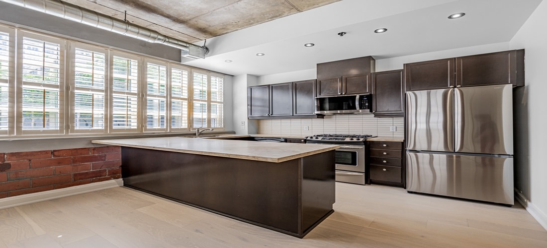 10 WELLESLEY PLACE CONDOS