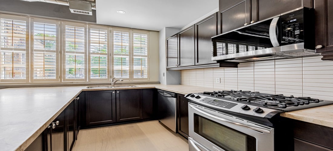 10 WELLESLEY PLACE CONDOS