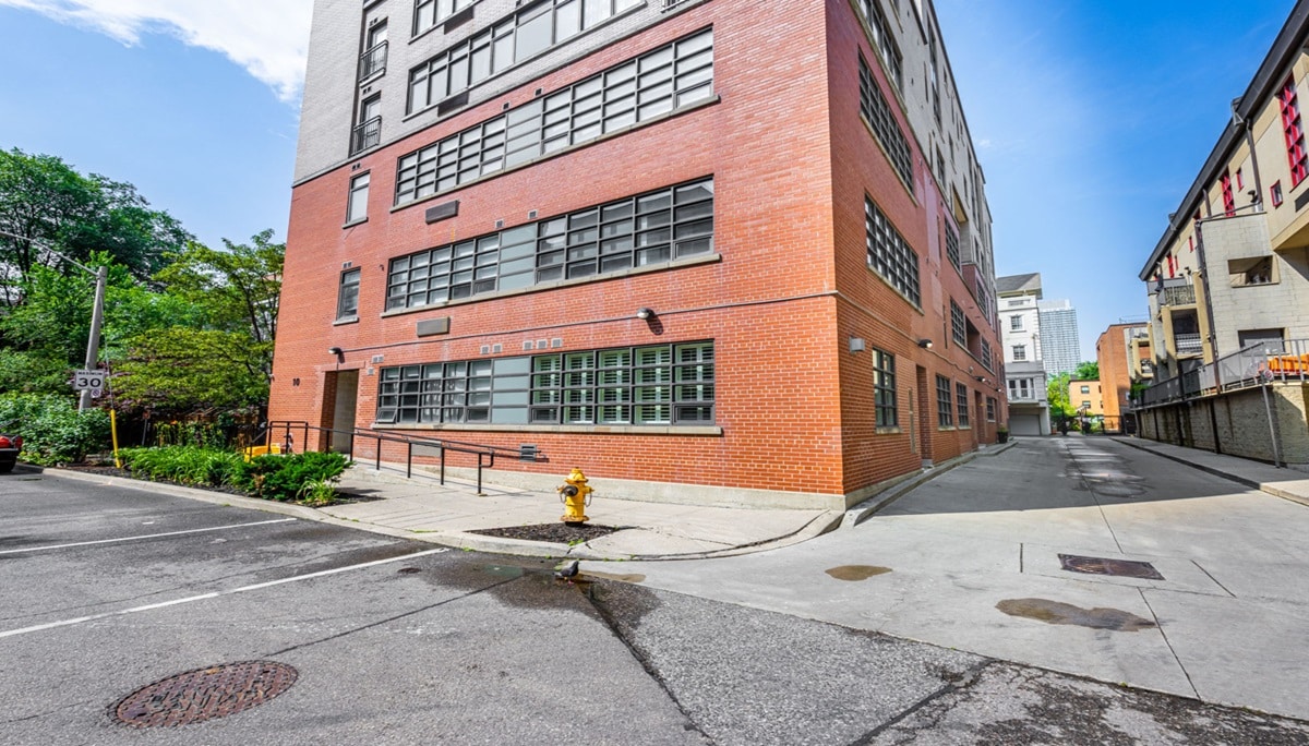 10 WELLESLEY PLACE CONDOS