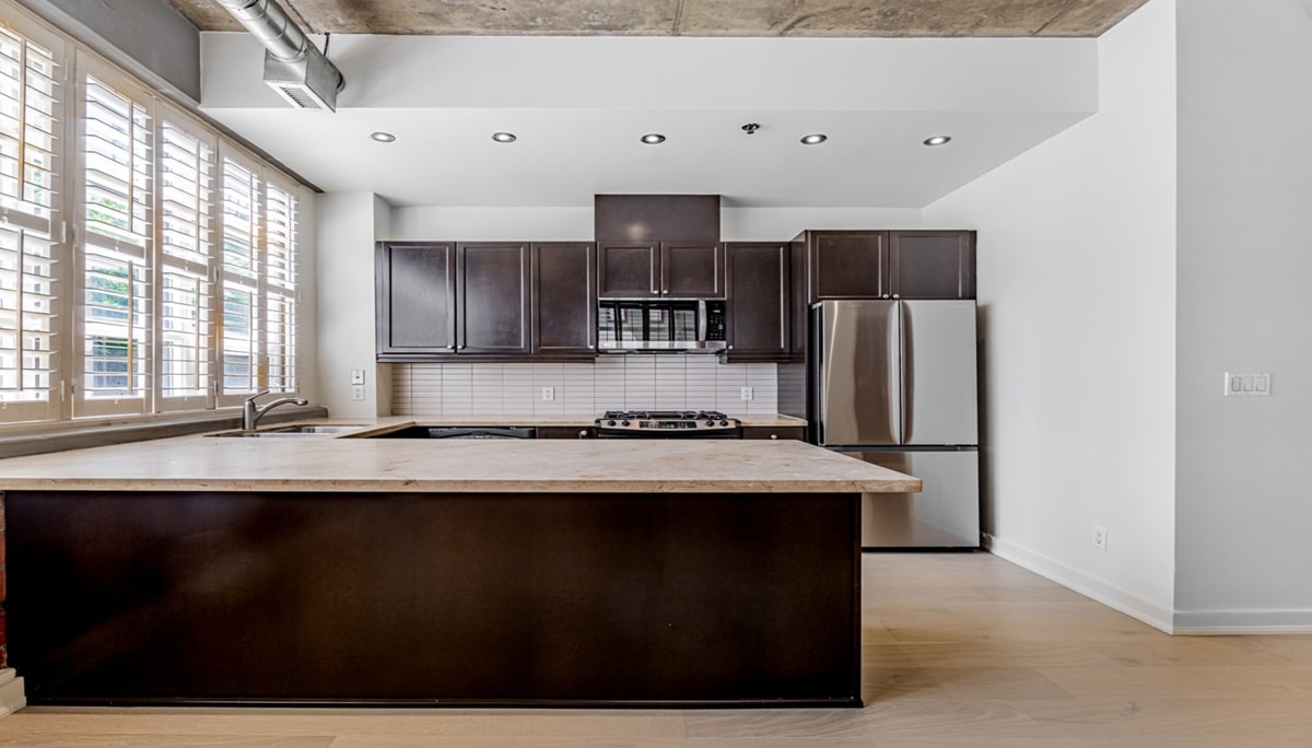 10 WELLESLEY PLACE CONDOS